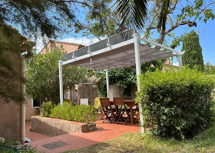 La Maison Et Son Adorable Jardin Clos